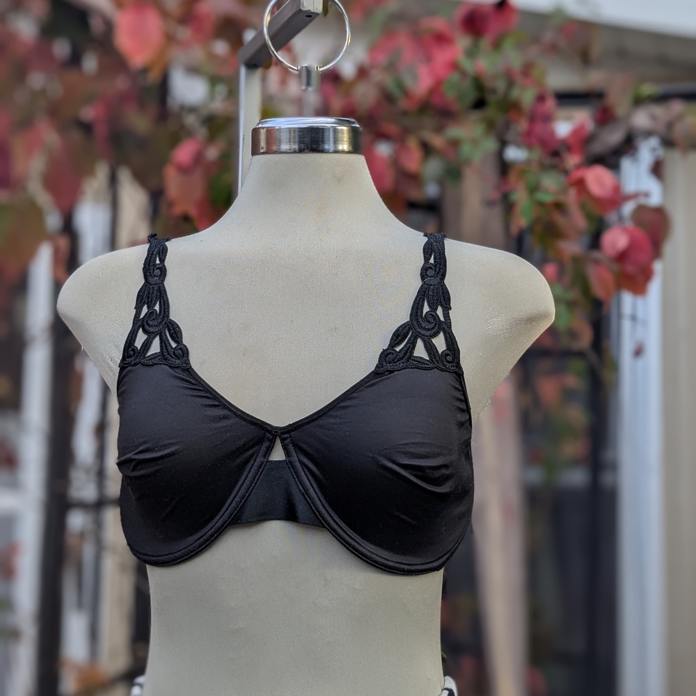 Chic Black Women's Bra with Lace Detail